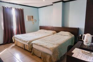 Postel nebo postele na pokoji v ubytování Crowne Garden Hotel