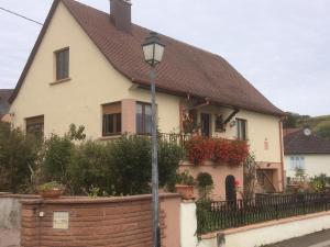 una casa con una luz de la calle delante de ella en Gite Le Mandlé, en Riquewihr