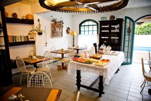 una habitación con una mesa con comida. en Pousada Abaeté, en Florianópolis