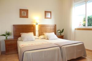 Łóżko lub łóżka w pokoju w obiekcie Duplex Playa de Rons