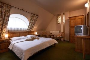Llit o llits en una habitació de Penzion Černická obora