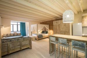 - un salon avec un lit, une table et des chaises dans l'établissement La Bodega Suites, à L'Hospitalet de Llobregat