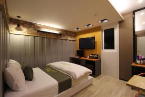 TV a/nebo společenská místnost v ubytování Line Motel