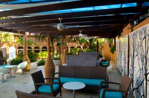 un patio extérieur avec des tables et des chaises dans l'établissement Barceló Santo Domingo, à Saint-Domingue