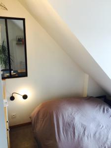 サン・マロにあるCharmant Appartement Saint Malo Saint Servanのベッドルーム(ベッド1台、鏡付)