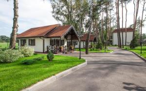 a house with a tiled roof on a street at Park-Hotel Kidev in Chubynske