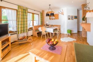 TV a/nebo společenská místnost v ubytování Zur Schönen Aussicht Hotel garni