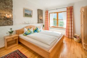 a bedroom with a bed and a window at Zur Schönen Aussicht Hotel garni in Garmisch-Partenkirchen