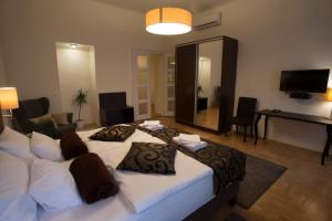 ブダペストにあるOpus Prime Apartmentのベッドルーム1室(ベッド2台、大きな鏡付)