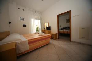 Postel nebo postele na pokoji v ubytování Hotel Lugano