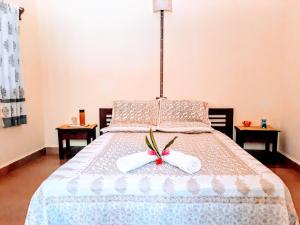 1 dormitorio con 1 cama con arco blanco en Mangaal Farmstay Goa en Vichondrem