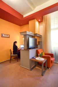 TV a/nebo společenská místnost v ubytování Spa & Wellness Hotel St. Moritz