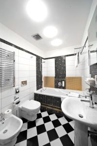 La salle de bains est pourvue d'un sol en damier noir et blanc. dans l'établissement Spa & Wellness Hotel St. Moritz, à Mariánské Lázně