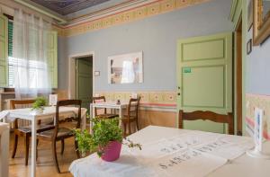 un restaurante con mesas y sillas y una puerta verde en Villa Sant’Andrea, en Siena