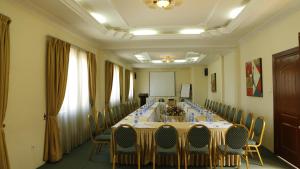 ein Besprechungsraum mit einem langen Tisch und Stühlen in der Unterkunft Wassamar Hotel in Addis Abeba