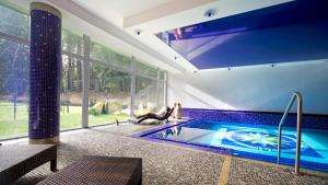Bazén v ubytování Spa & Wellness Hotel St. Moritz nebo v jeho okolí