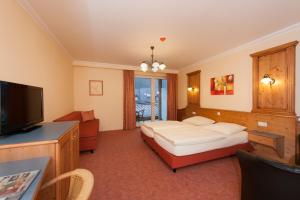 a hotel room with a bed and a television at Hotel Belle Vue in Vianden