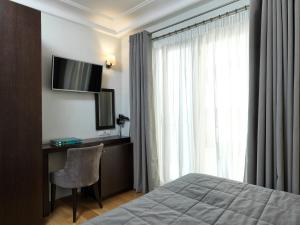 TV a/nebo společenská místnost v ubytování Acropolis Hill Hotel