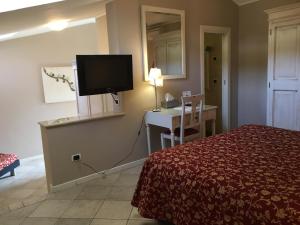 Postel nebo postele na pokoji v ubytování Alessi Hotel Trattoria