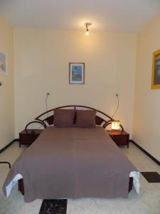 a bedroom with a large bed in a room at Akropolis odk in Koksijde