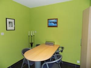 a conference room with a wooden table and chairs at Akropolis odk in Koksijde