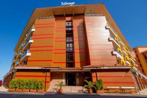 un edificio con rayas anaranjadas y rojas. en Apartment complex Mirage of Nessebar, en Nesebar