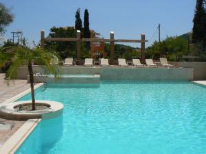 Bazén v ubytovaní Happyland Hotel Apartments alebo v jeho blízkosti
