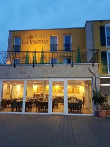 リングスハイムにあるHotel La Toscana Nähe Europapark und Rulanticaの建物内のテーブル席 +52枚の写真