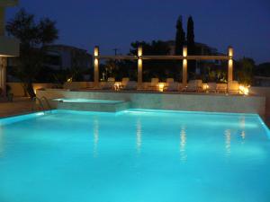 Bazén v ubytovaní Happyland Hotel Apartments alebo v jeho blízkosti
