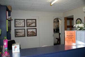un bancone blu in una stanza con foto sul muro di Black Diamond Motel a Blackwater