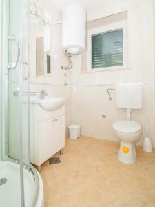 y baño con aseo, lavabo y ducha. en Avenue Apartment, en Dubrovnik
