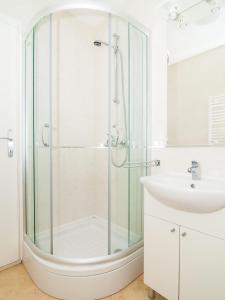 y baño con ducha acristalada y lavamanos. en Avenue Apartment, en Dubrovnik
