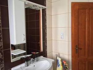 ザラツァニにあるVillapark Z/4 appartmanのバスルーム(白い洗面台、鏡付)