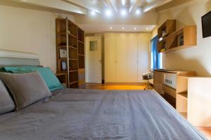 מיטה או מיטות בחדר ב-Tenedos Loft Apartment