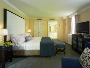 Una cama o camas en una habitación de Warwick Allerton Chicago