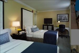 Una cama o camas en una habitación de Warwick Allerton Chicago
