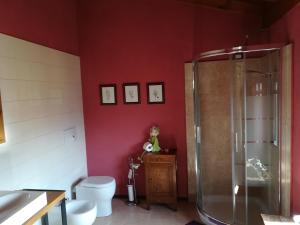 La salle de bains est pourvue d'une douche et de toilettes. dans l'établissement Agricola Tre Rii Sidreria, à Corniglio