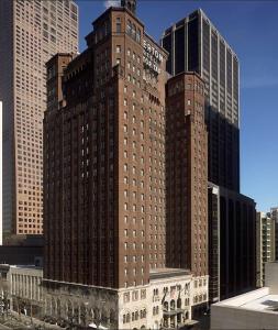 シカゴにあるワーウィック アラートン シカゴの街中の窓が多い高層ビル