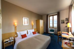 Ein Bett oder Betten in einem Zimmer der Unterkunft Hôtel Bon Rivage