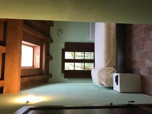 an empty room with a microwave and a window at Agriturismo Podere Casino in Mezzolara