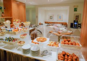 ein Buffet mit vielen verschiedenen Speisen auf dem Tisch in der Unterkunft Cardano Hotel Malpensa in Cardano al Campo