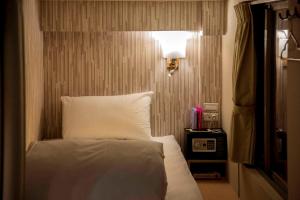 Letto o letti in una camera di Old Door Hostel & Bar