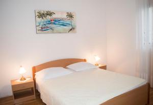 En eller flere senge i et værelse på Apartments Vinka + 44 billeder