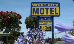 a street sign with a blue sky at West City Motel in Ardeer