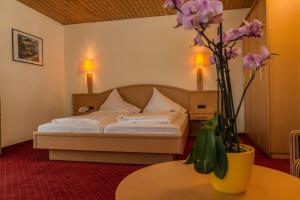 מיטה או מיטות בחדר ב-Hotel Haberl - Attersee
