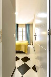 アデへにあるPlaya De Las Americas Apartmentのベッドルーム1室(黄色いベッド1台付)