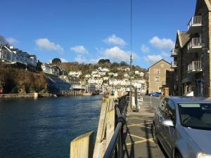 un'auto parcheggiata su un ponte vicino a un fiume di Sand Dune a Looe Altre 16 foto