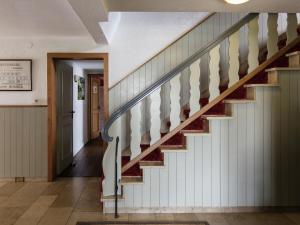 einen Flur mit Treppe in einem Haus in der Unterkunft Comfortable Holiday Home in Neuastenberg in Winterberg