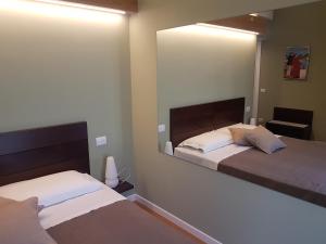 Кровать или кровати в номере Foresteria Lombarda La Spiaggia