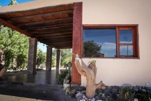 a house with a window and cacti at Apapachar in Amaichá del Valle